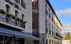 Victoria Deluxe Hotel